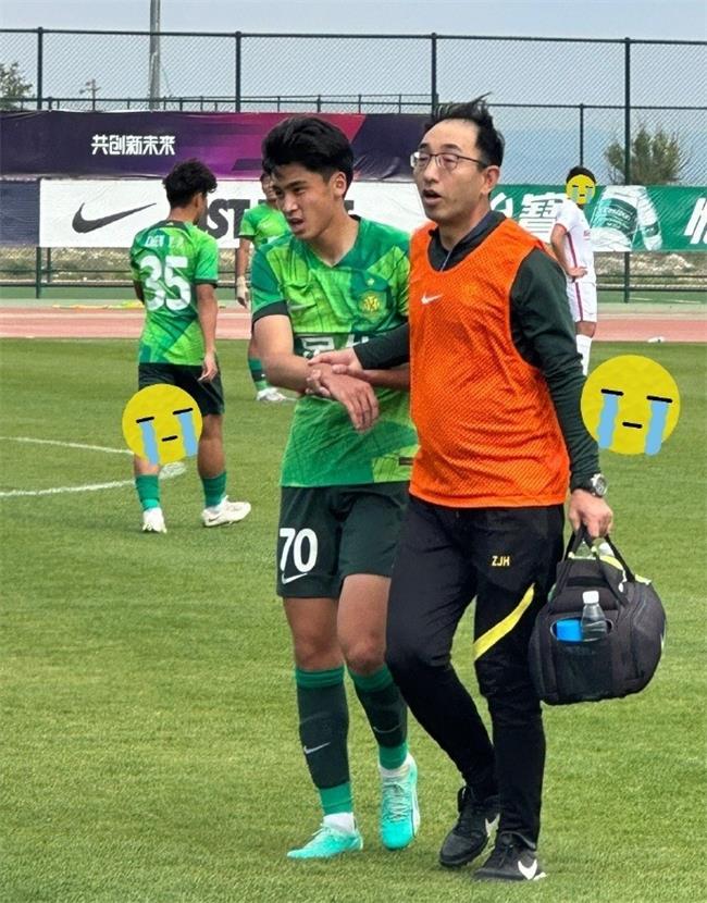 北青记者：国安U21球员李奕萱右手疑似骨折